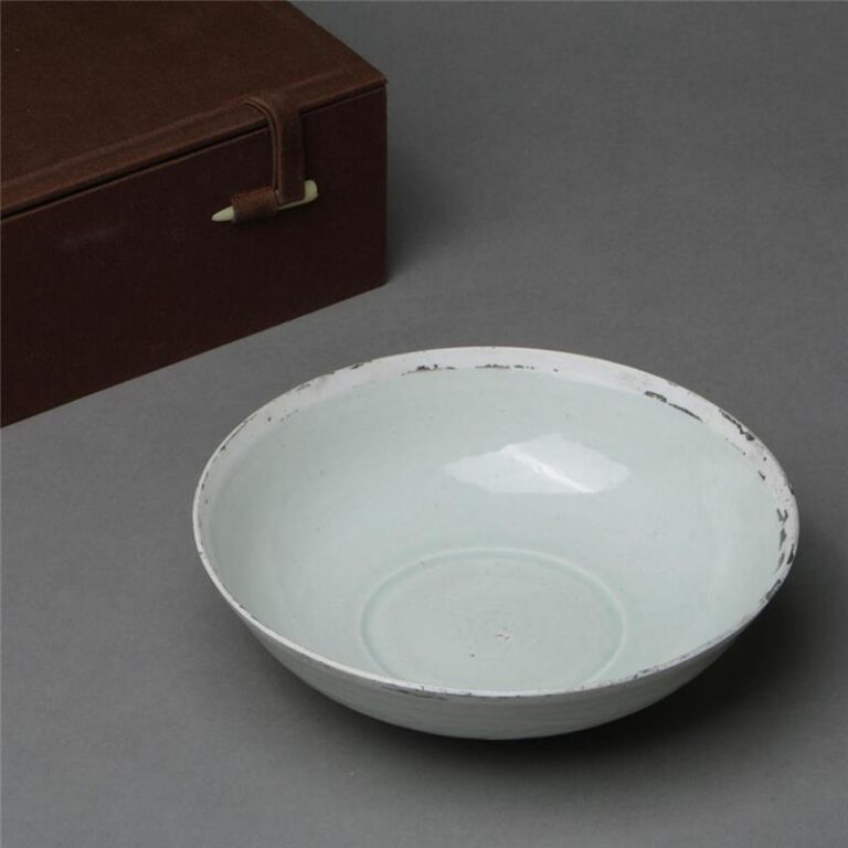 南宋 湖田嘉刻花芒口碗